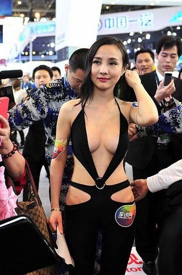 真空上阵春光乍泄的十大美女车模(图)