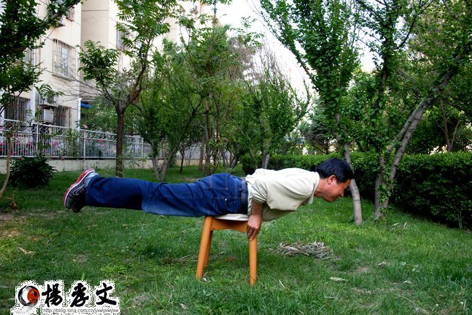 什么是趴街？老杨同志以身示范