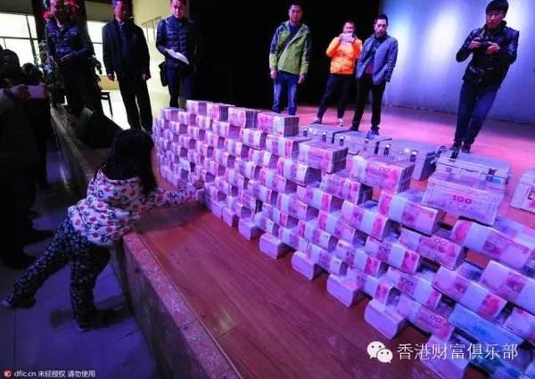 一地金毛！昆明村子分红1000万现金堆“钱山”