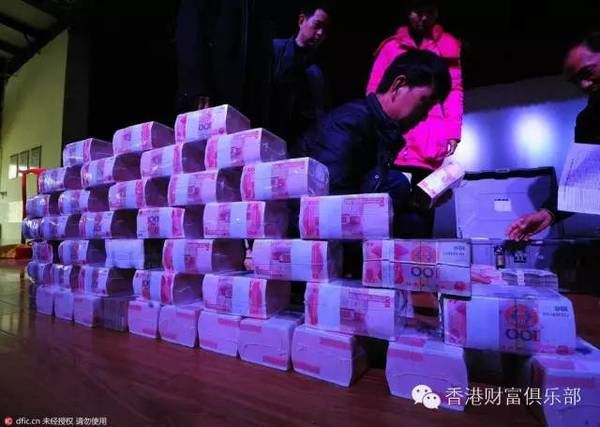 一地金毛！昆明村子分红1000万现金堆“钱山”