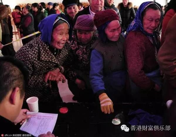 一地金毛！昆明村子分红1000万现金堆“钱山”