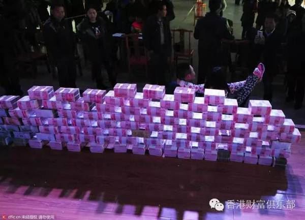 一地金毛！昆明村子分红1000万现金堆“钱山”
