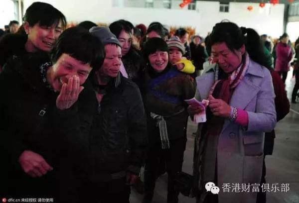 一地金毛！昆明村子分红1000万现金堆“钱山”