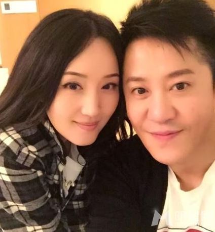 杨钰莹微博晒与毛宁亲密照有何用意