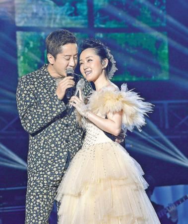 杨钰莹微博晒与毛宁亲密照有何用意