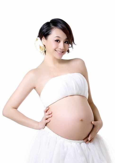 曹颖的大肚子暴露了什么(图)