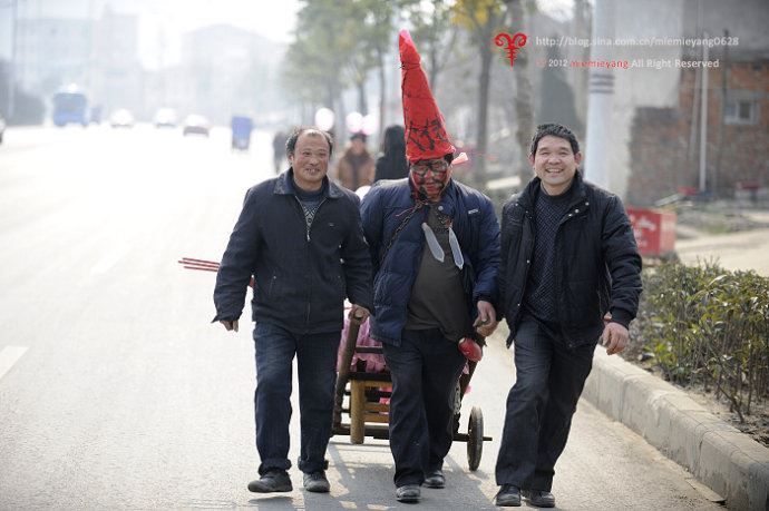 ■实拍•湖北襄阳街头迎亲惊现“烧火佬”