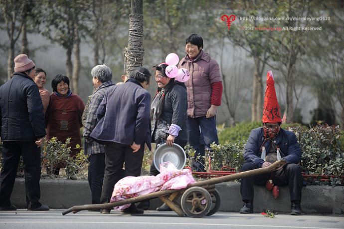 ■实拍•湖北襄阳街头迎亲惊现“烧火佬”