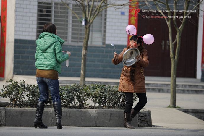 ■实拍•湖北襄阳街头迎亲惊现“烧火佬”