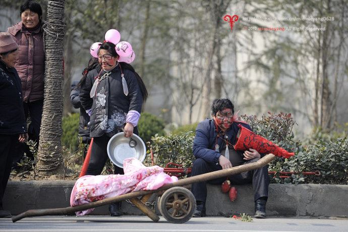 ■实拍•湖北襄阳街头迎亲惊现“烧火佬”