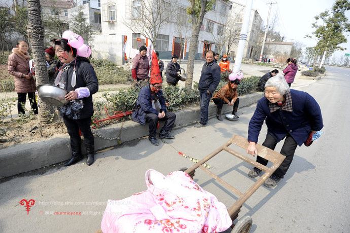 ■实拍•湖北襄阳街头迎亲惊现“烧火佬”