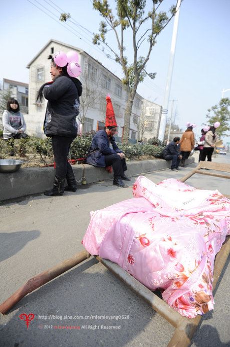 ■实拍•湖北襄阳街头迎亲惊现“烧火佬”