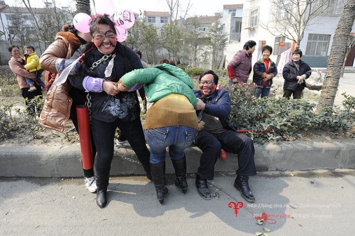 ■实拍•湖北襄阳街头迎亲惊现“烧火佬”