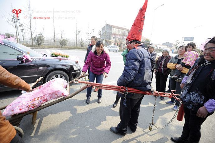 ■实拍•湖北襄阳街头迎亲惊现“烧火佬”