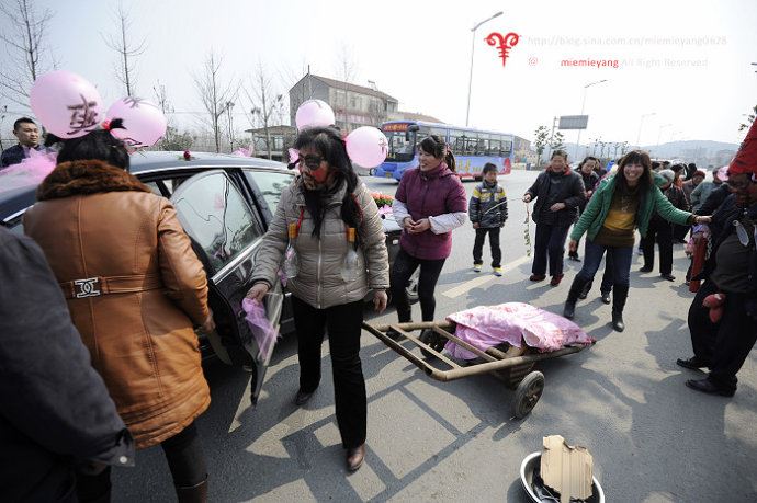 ■实拍•湖北襄阳街头迎亲惊现“烧火佬”