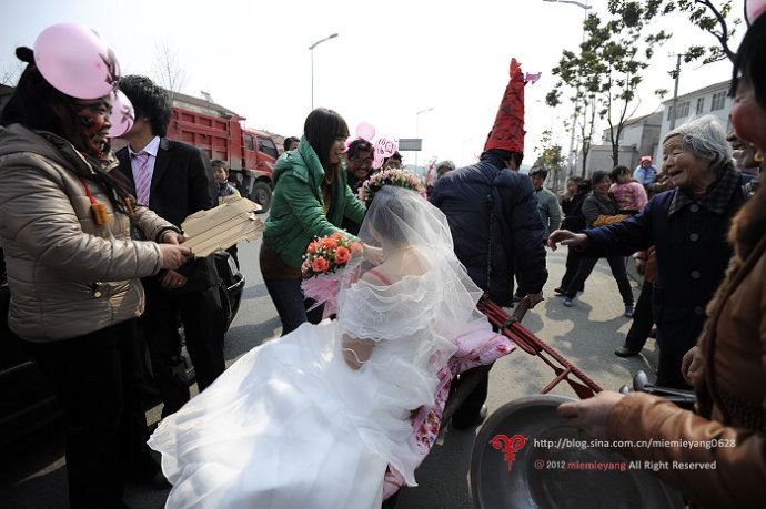 ■实拍•湖北襄阳街头迎亲惊现“烧火佬”