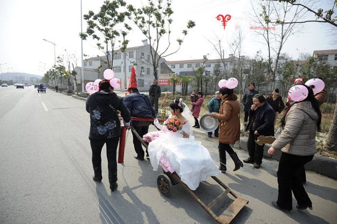 ■实拍•湖北襄阳街头迎亲惊现“烧火佬”