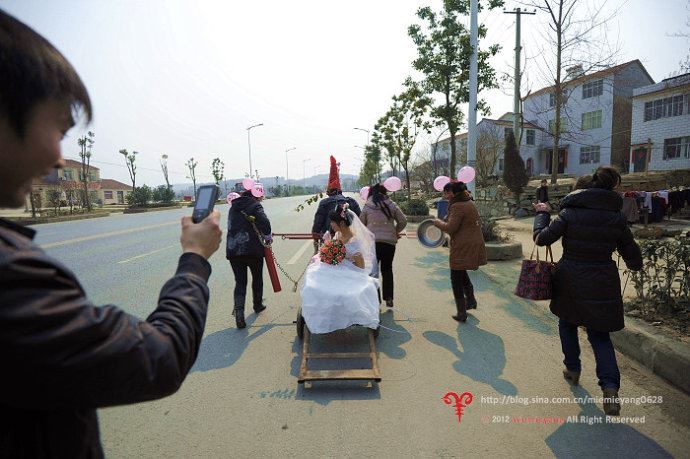 ■实拍•湖北襄阳街头迎亲惊现“烧火佬”