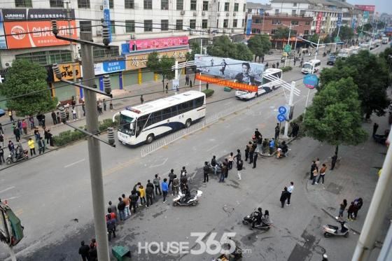 浙江织里发生一起因征税引群体性事件 警车被烧(图)