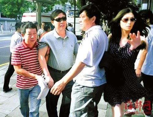 传广州花都区委书记包养5空姐花费上亿 受贿仅300万?