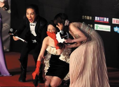 盘点十大女星红毯摔倒走光瞬间（图）