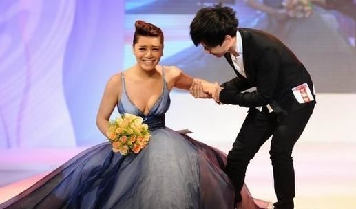 盘点十大女星红毯摔倒走光瞬间(图)