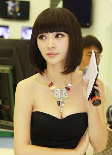 性感柳岩“袒胸露乳”的背后隐情(图)