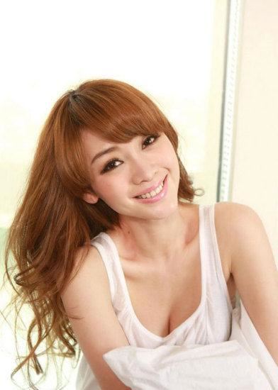 性感柳岩“袒胸露乳”的背后隐情(图)