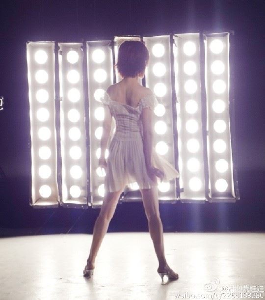 71岁潘迎紫近照，翩翩起舞比少女还嫩，绝世美魔女名不虚传