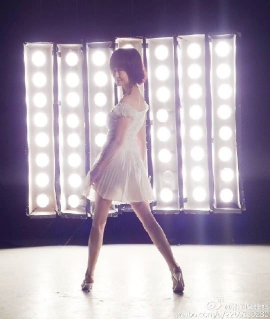 71岁潘迎紫近照，翩翩起舞比少女还嫩，绝世美魔女名不虚传