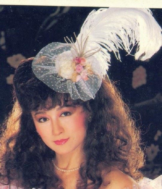 71岁潘迎紫近照，翩翩起舞比少女还嫩，绝世美魔女名不虚传