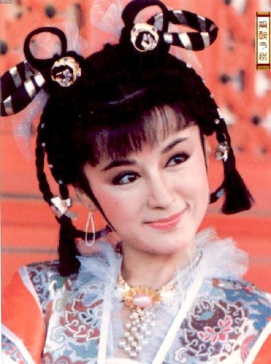 71岁潘迎紫近照，翩翩起舞比少女还嫩，绝世美魔女名不虚传