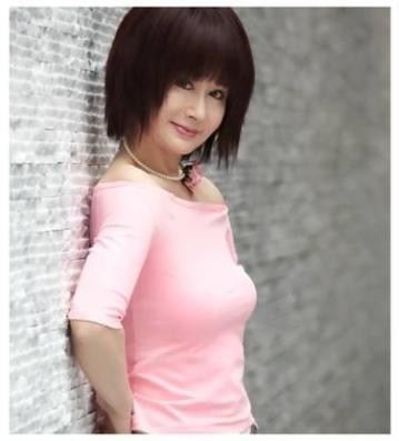 71岁潘迎紫近照，翩翩起舞比少女还嫩，绝世美魔女名不虚传
