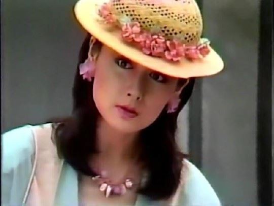 71岁潘迎紫近照，翩翩起舞比少女还嫩，绝世美魔女名不虚传