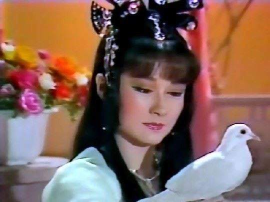 71岁潘迎紫近照，翩翩起舞比少女还嫩，绝世美魔女名不虚传