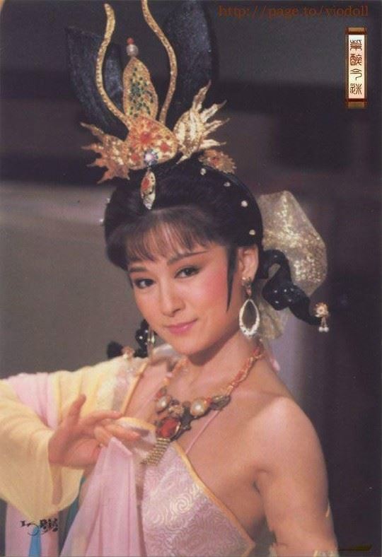 71岁潘迎紫近照，翩翩起舞比少女还嫩，绝世美魔女名不虚传