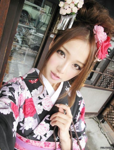 女神内勤走红男生“求交往” 揭网络美女“真相”