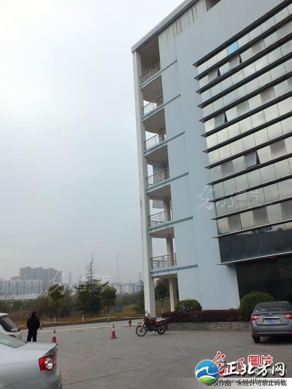 三峡大学昨发命案 传女子割喉身亡男子跳楼自杀