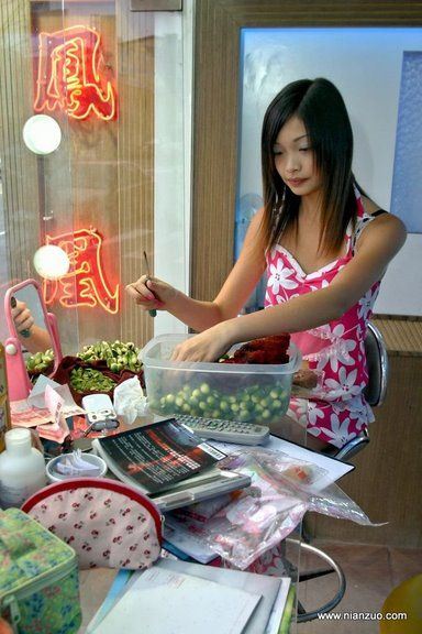 台湾槟榔西施穿着清凉招揽大陆游客(组图)