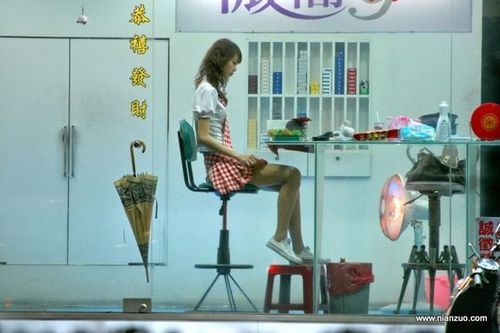 台湾槟榔西施穿着清凉招揽大陆游客(组图)