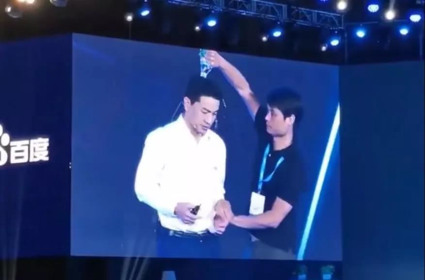 突发|李彦宏演讲现场被从头顶浇水，浑身湿透（附视频）