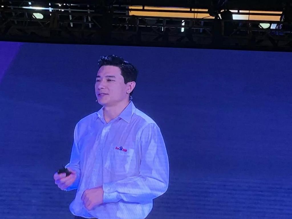 突发|李彦宏演讲现场被从头顶浇水，浑身湿透（附视频）