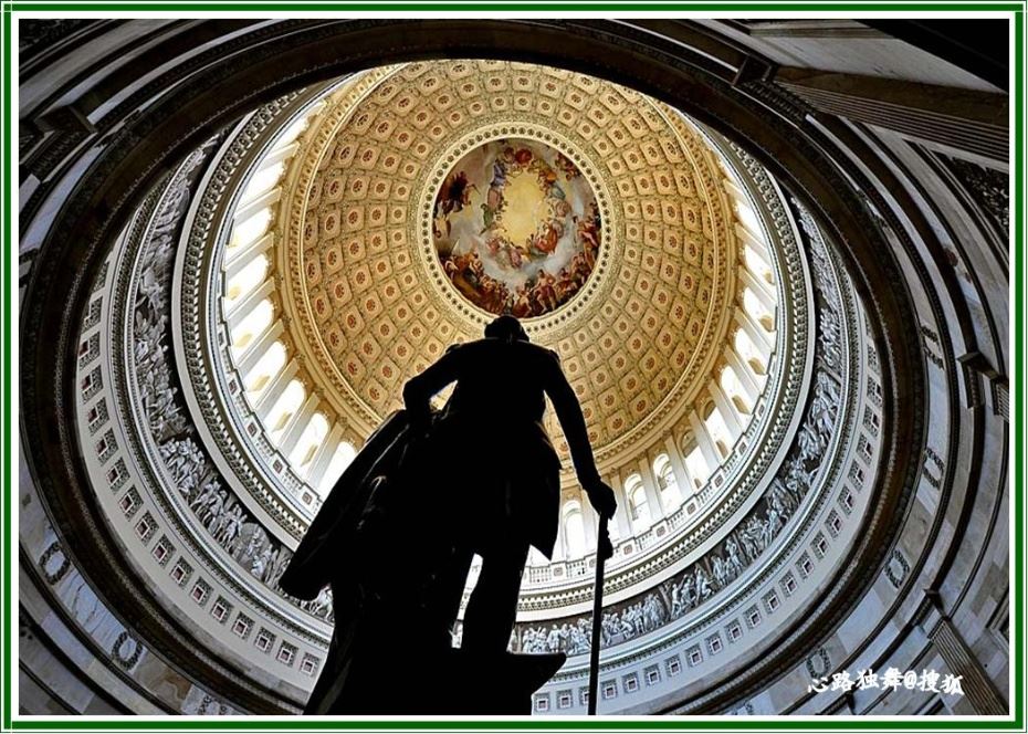 巍峨挺拔的美国国会山庄