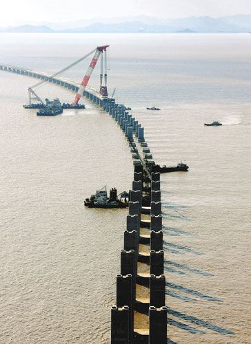 浙江一轮船与宁波金塘大桥碰撞四人失踪(图)