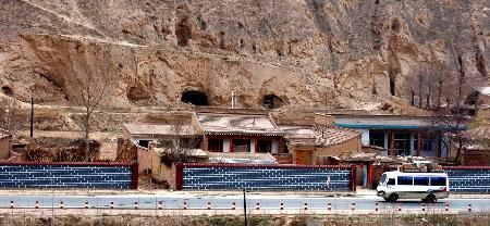 贫困县花巨款建起数公里“遮羞墙”