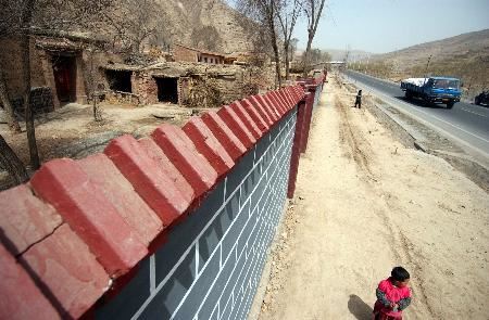 贫困县花巨款建起数公里“遮羞墙”