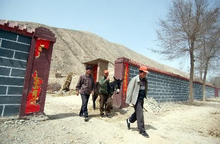 贫困县花巨款建起数公里“遮羞墙”