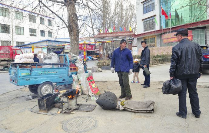 「嘭！」这种怀旧的「大炮手摇爆米花机」，你有多久没见过了？