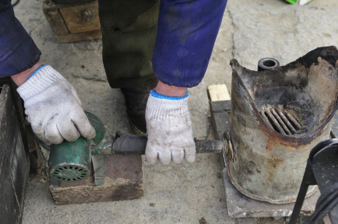 「嘭！」这种怀旧的「大炮手摇爆米花机」，你有多久没见过了？