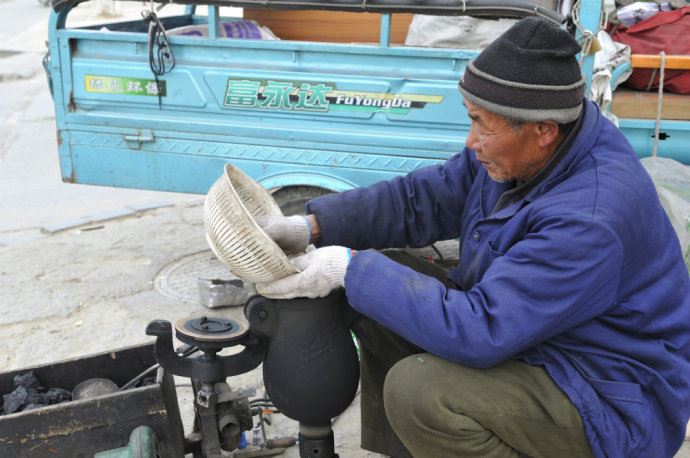 「嘭！」这种怀旧的「大炮手摇爆米花机」，你有多久没见过了？